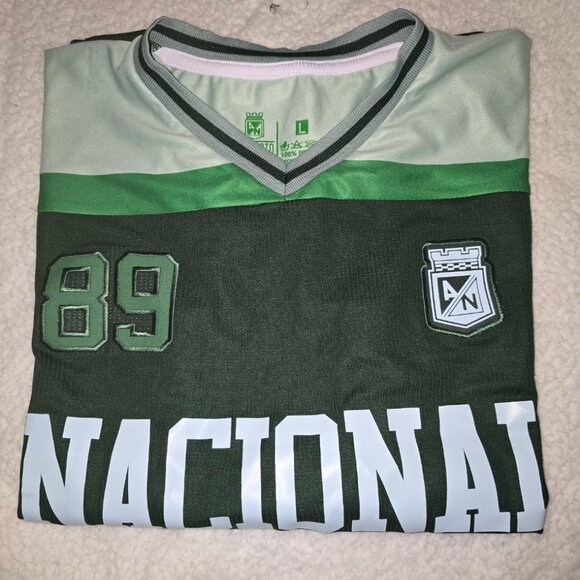 Camiseta Atlético Nacional inspirada en los diseños clásicos de la NFL